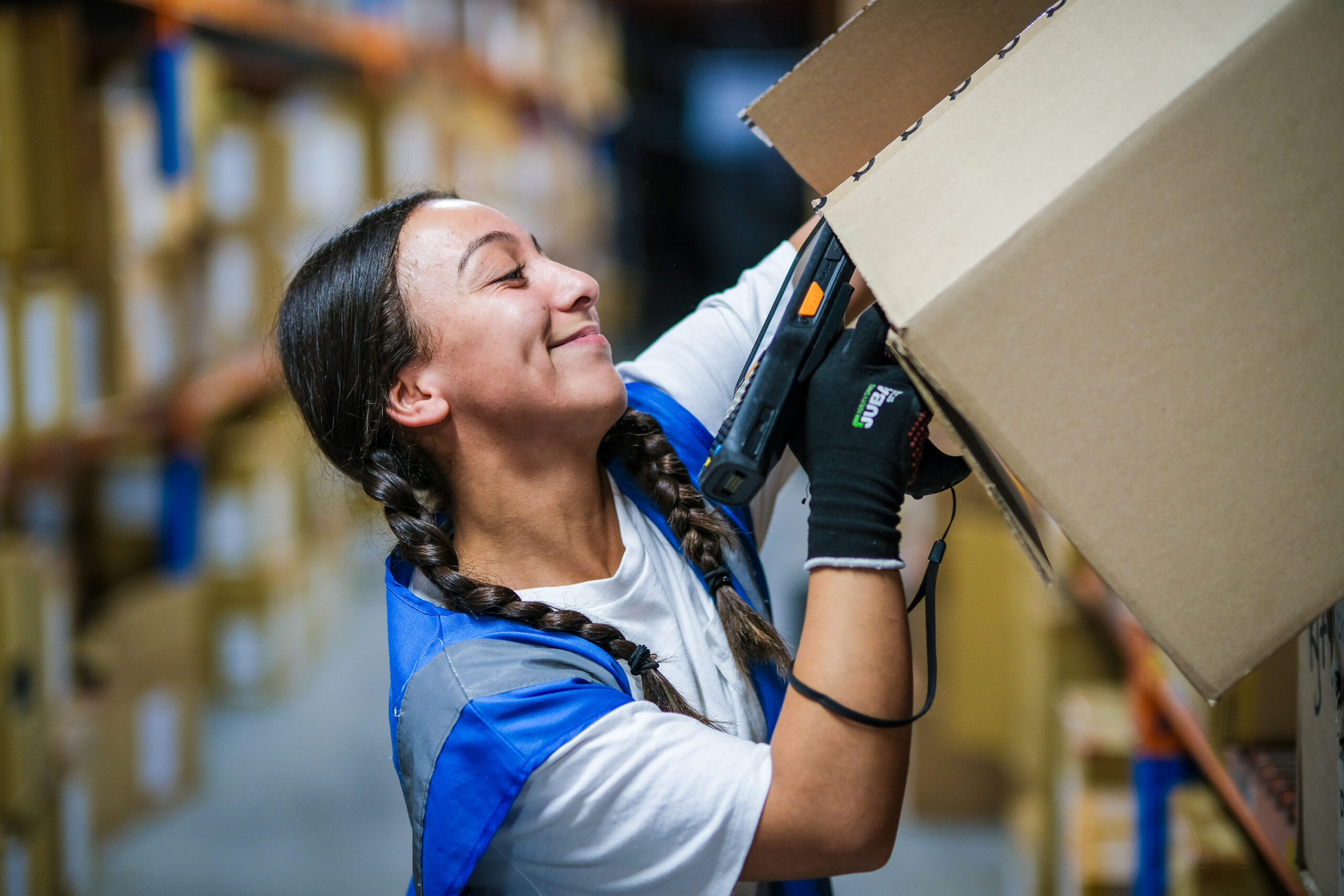 Scanning and picking in warehouse - Widem Logistics