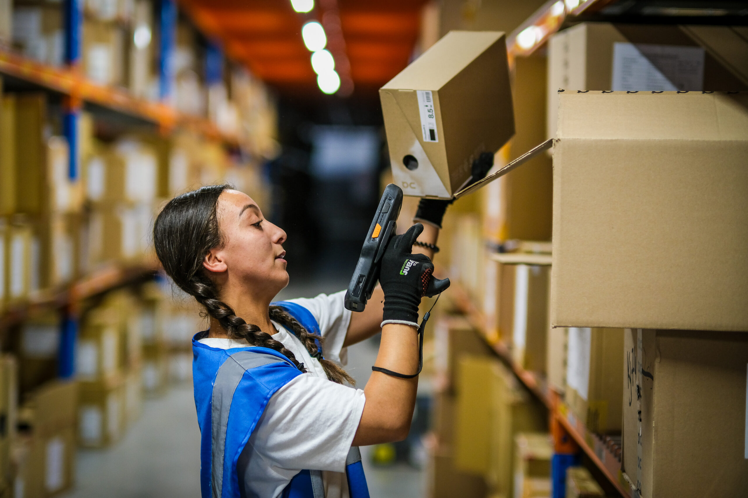 Scanning and picking in warehouse - Widem Logistics