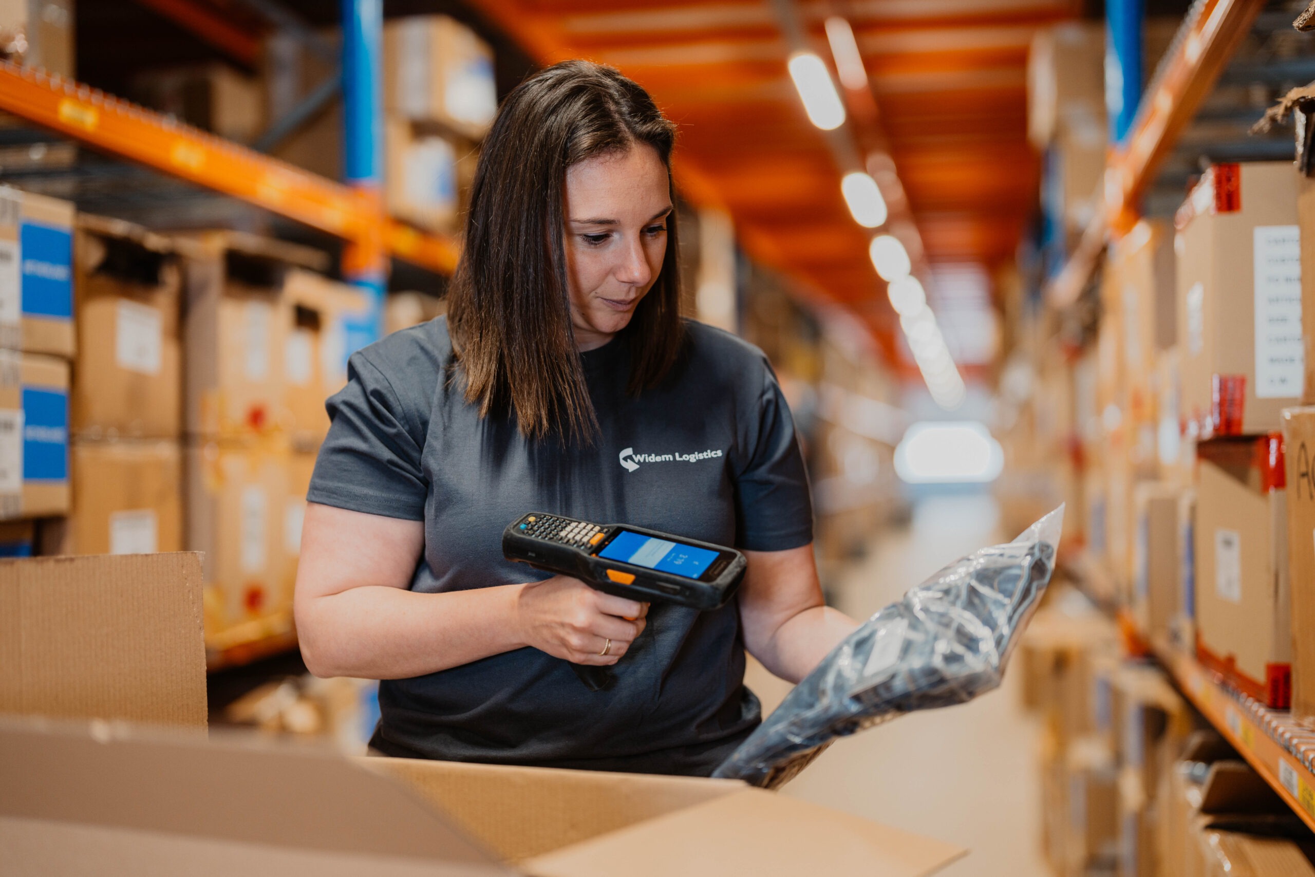 Scanning and picking in warehouse - Widem Logistics